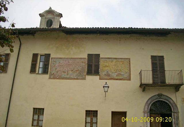 Particolare casa con meridiane in Piazza Santa Chiara